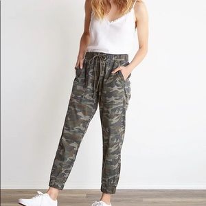 BELLA DAHL Pocket jogger in vintage camo Size Small